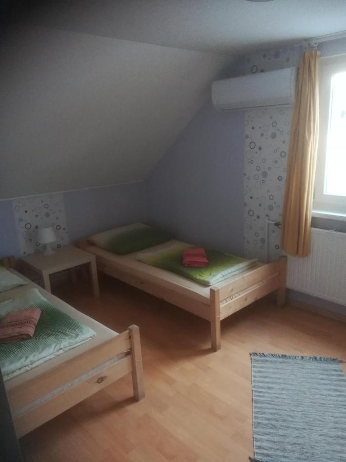 Отель Fekete Macska Panzio Тата Экстерьер фото