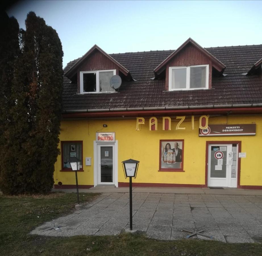 Отель Fekete Macska Panzio Тата Экстерьер фото