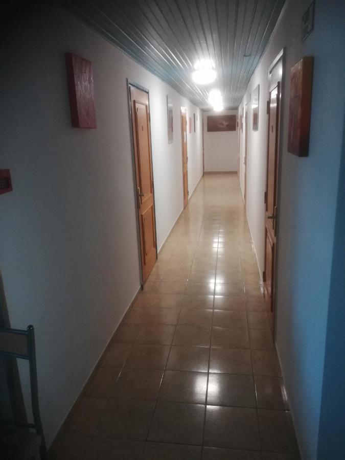 Отель Fekete Macska Panzio Тата Экстерьер фото