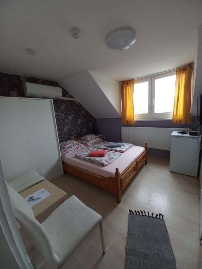 Отель Fekete Macska Panzio Тата Экстерьер фото