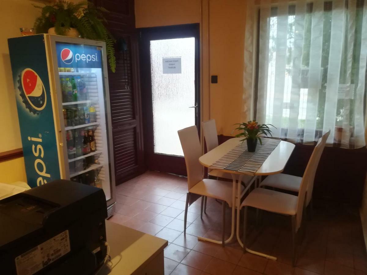 Отель Fekete Macska Panzio Тата Экстерьер фото