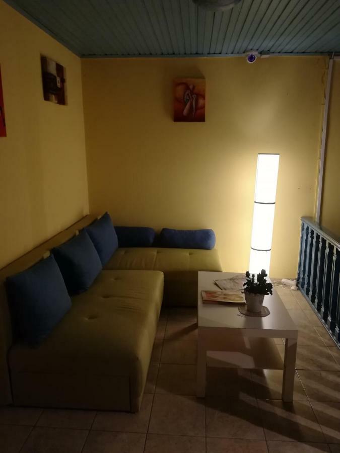Отель Fekete Macska Panzio Тата Экстерьер фото